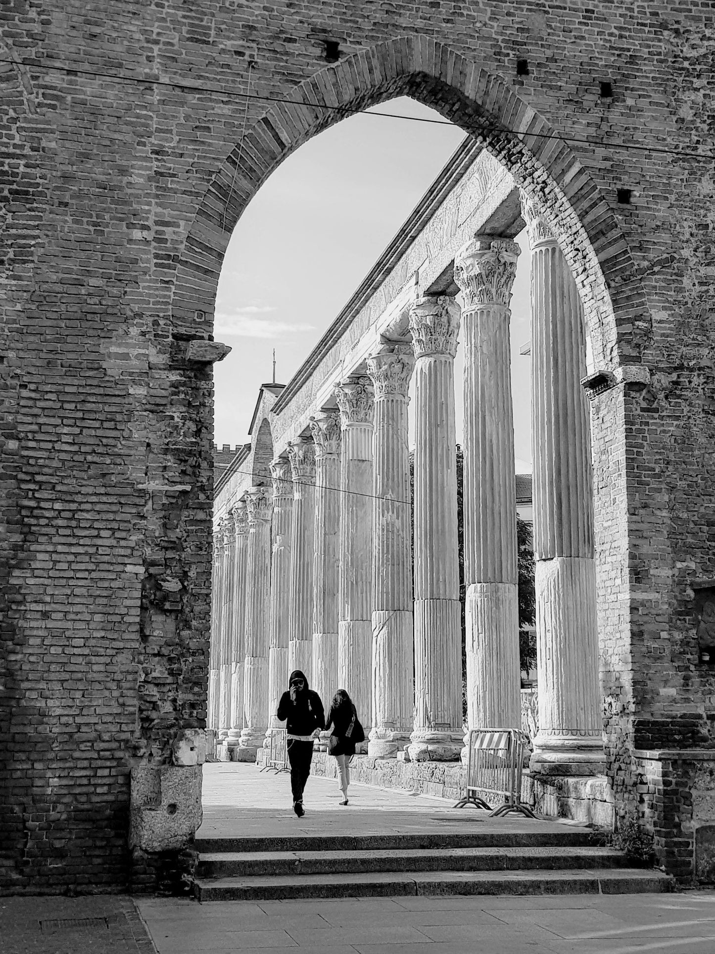 BT54 Milan streets, old and new. BW