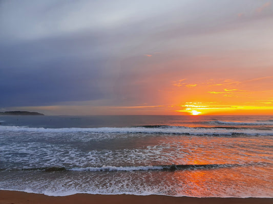 Dawn on Dee Why: Vivid photography of sunrise