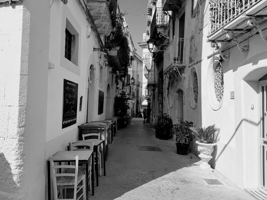 BT43 Ortigia. "Quaint Alley".