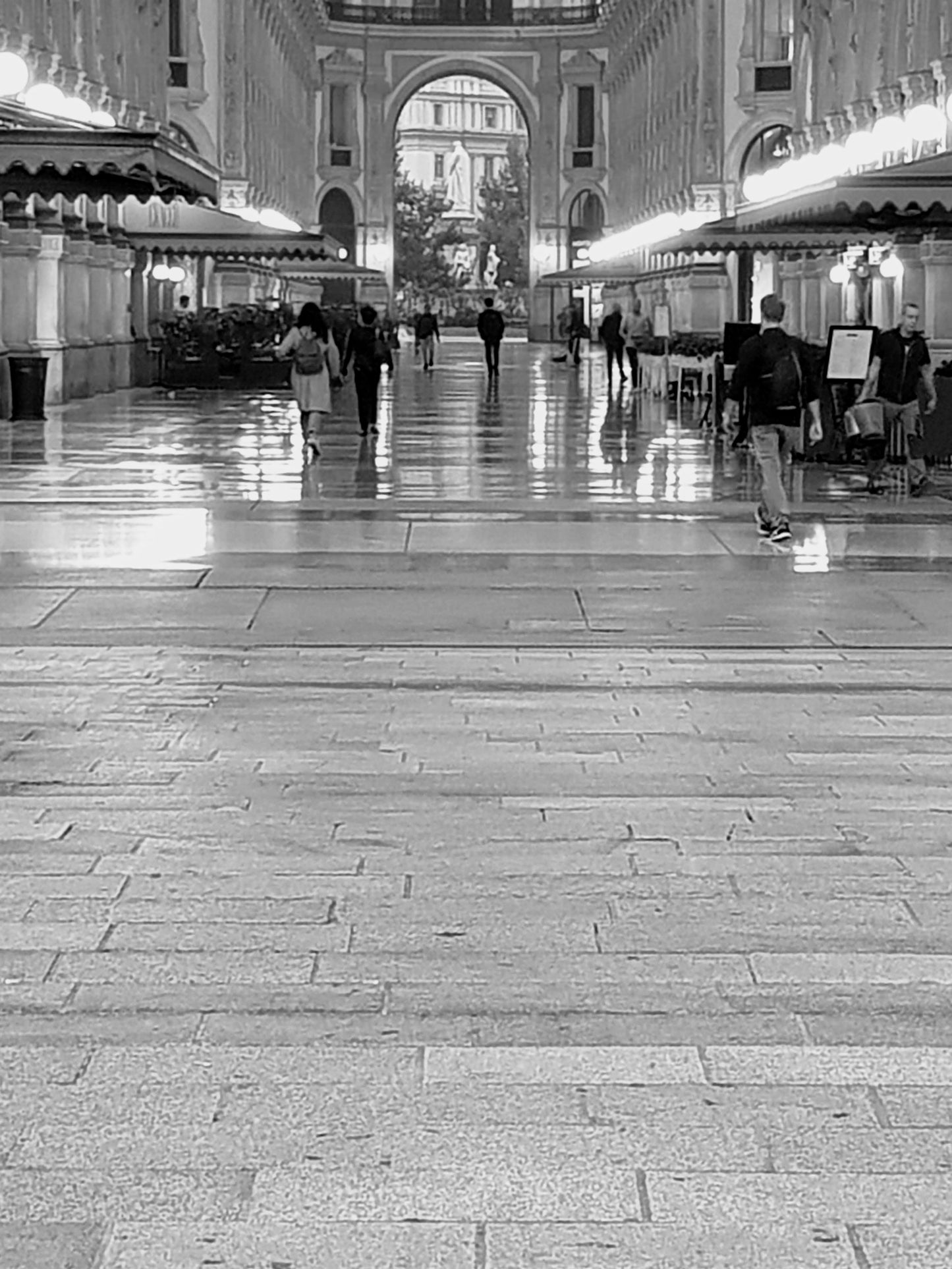 BT55 Milan. Galleria adornment. BW